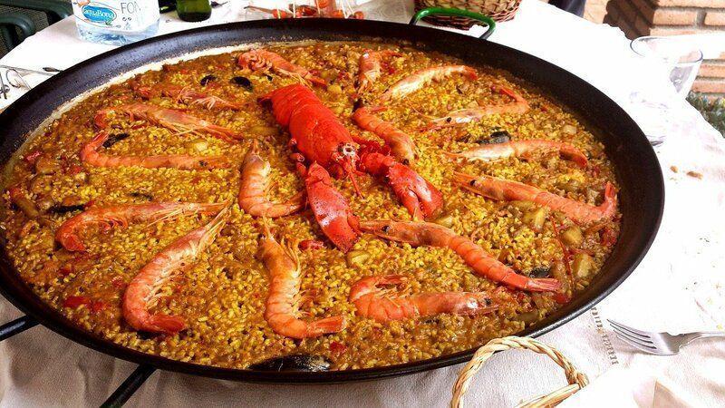 Comer paella, una de las cosas que hacer en Benidorm